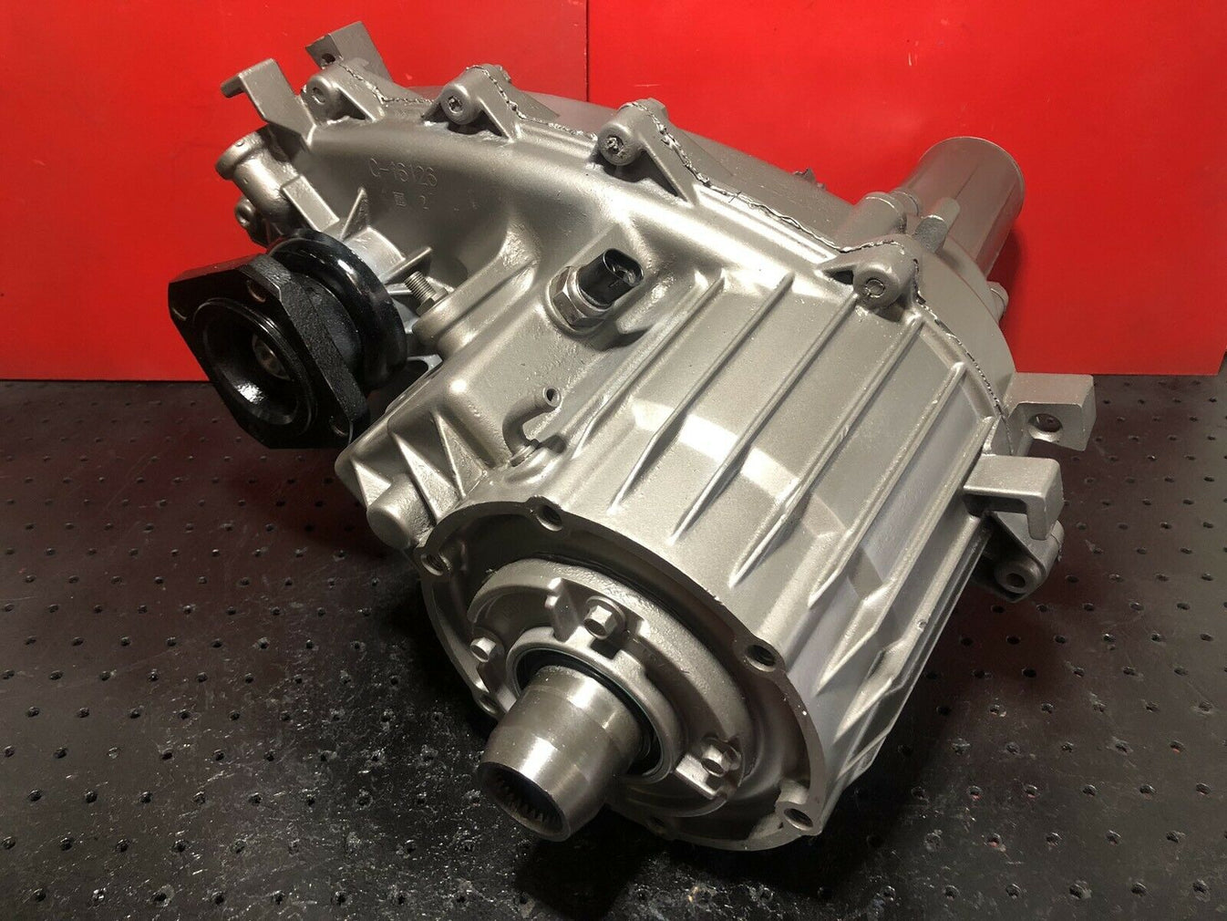 1985UP CHEVY 241C TRANSFER CASE, 27SP, PASSENGER SIDE DROP, 4L60E, EL